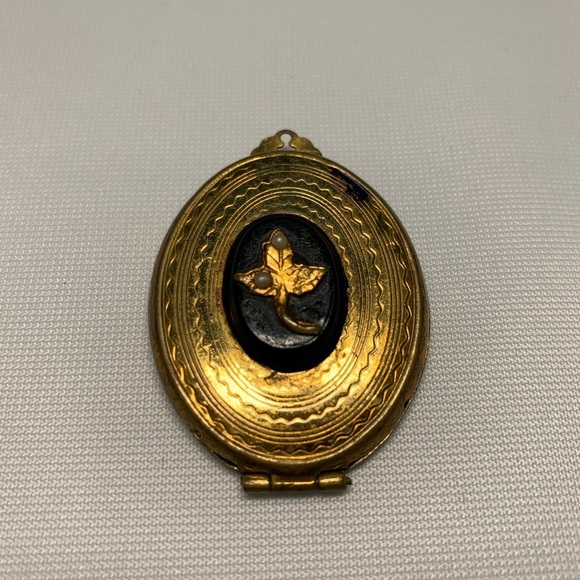 Jewelry - 🖤Retro gold  toned locket
